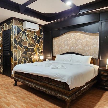 Arya Suites Patong Beach Buitenkant foto