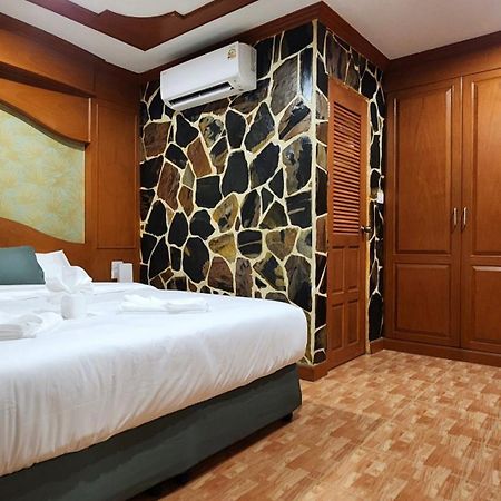 Arya Suites Patong Beach Buitenkant foto