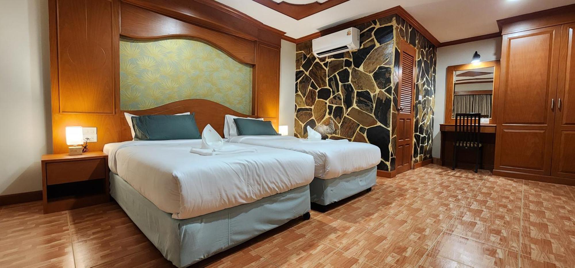 Arya Suites Patong Beach Buitenkant foto