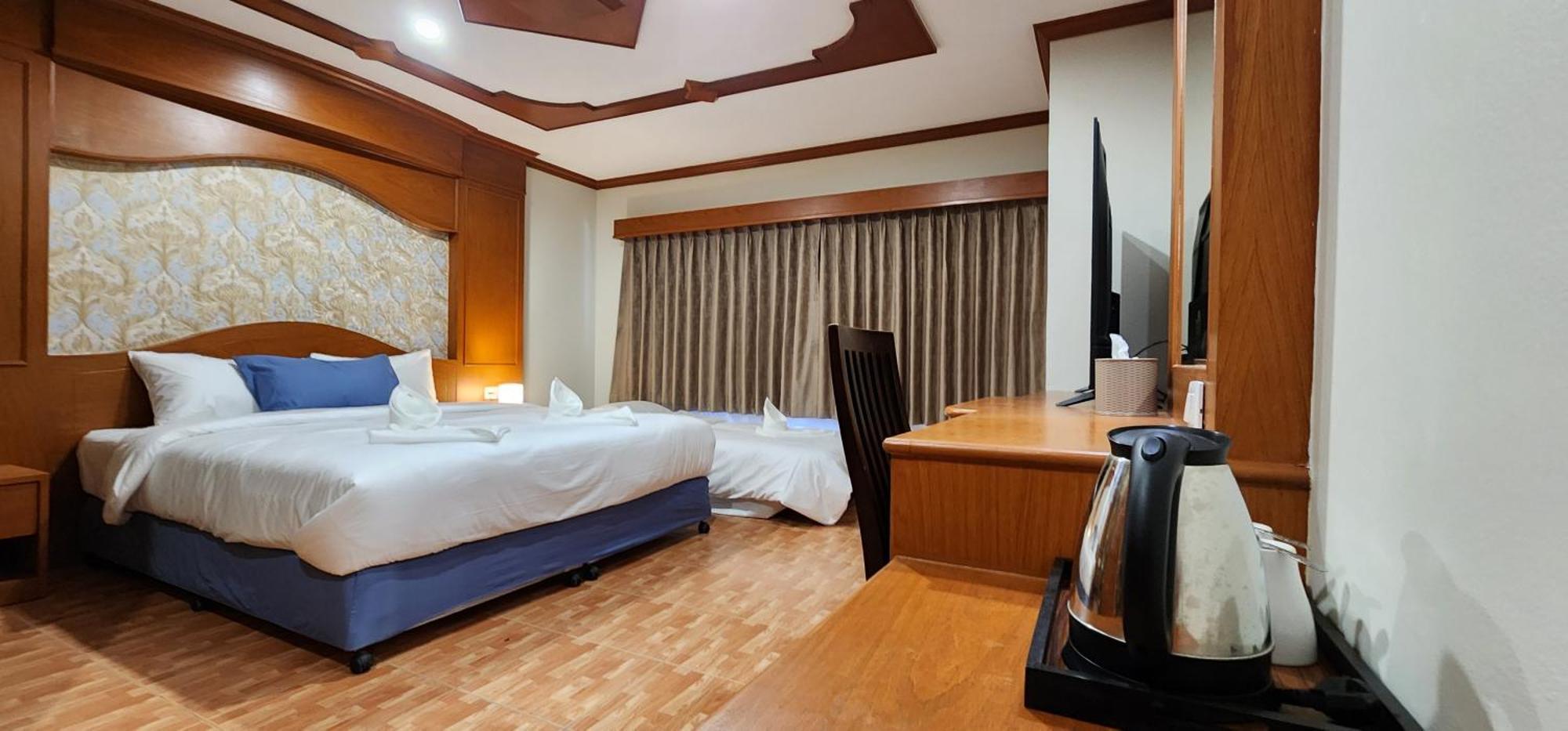 Arya Suites Patong Beach Buitenkant foto