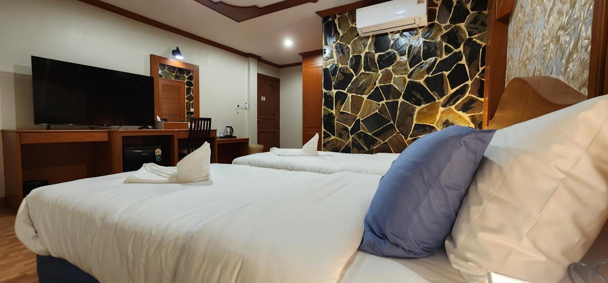Arya Suites Patong Beach Buitenkant foto