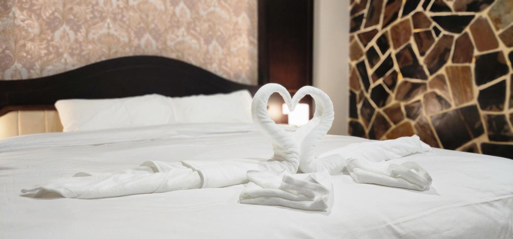 Arya Suites Patong Beach Buitenkant foto