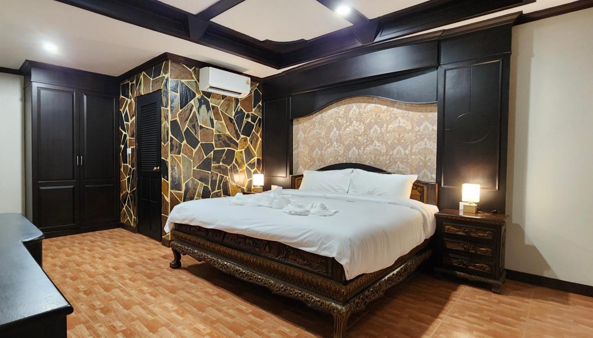 Arya Suites Patong Beach Buitenkant foto