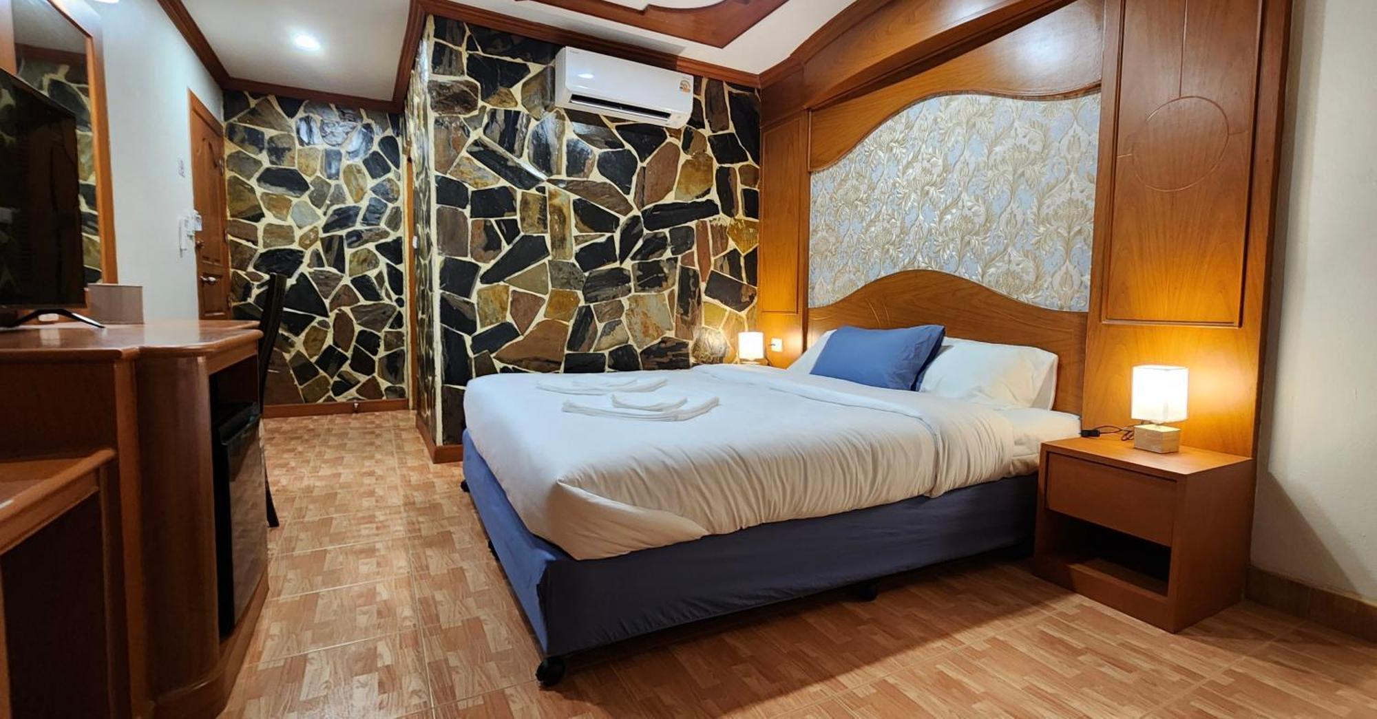 Arya Suites Patong Beach Buitenkant foto
