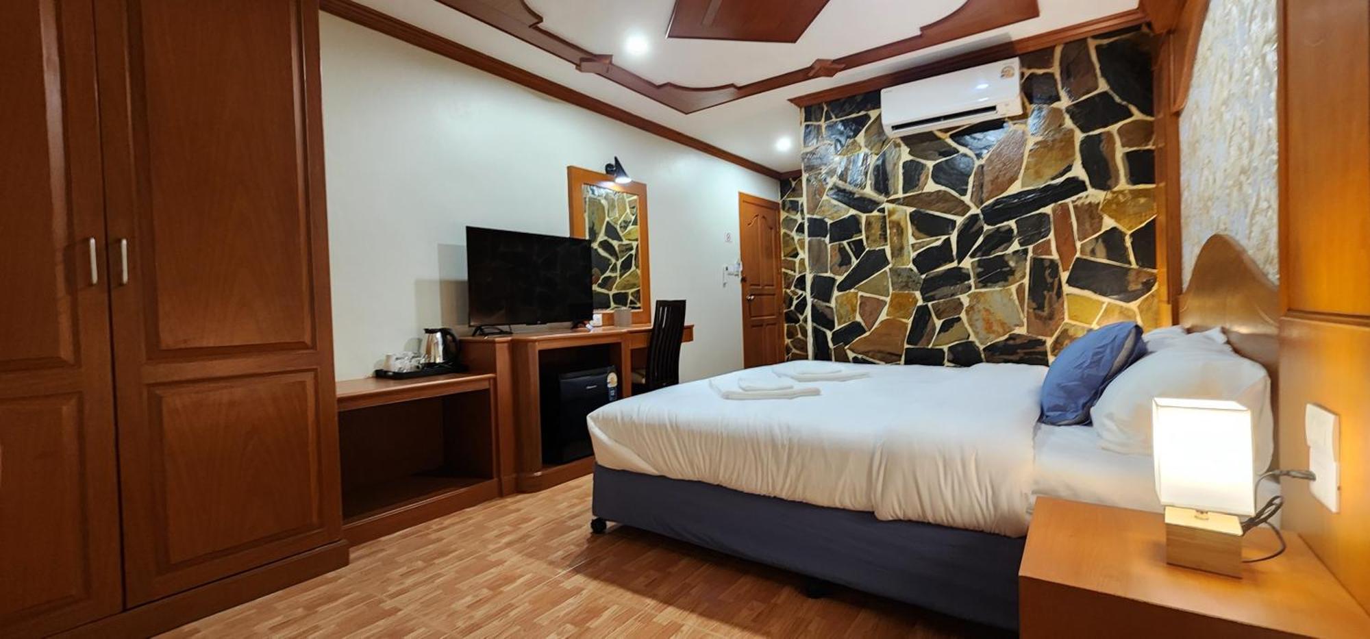 Arya Suites Patong Beach Buitenkant foto
