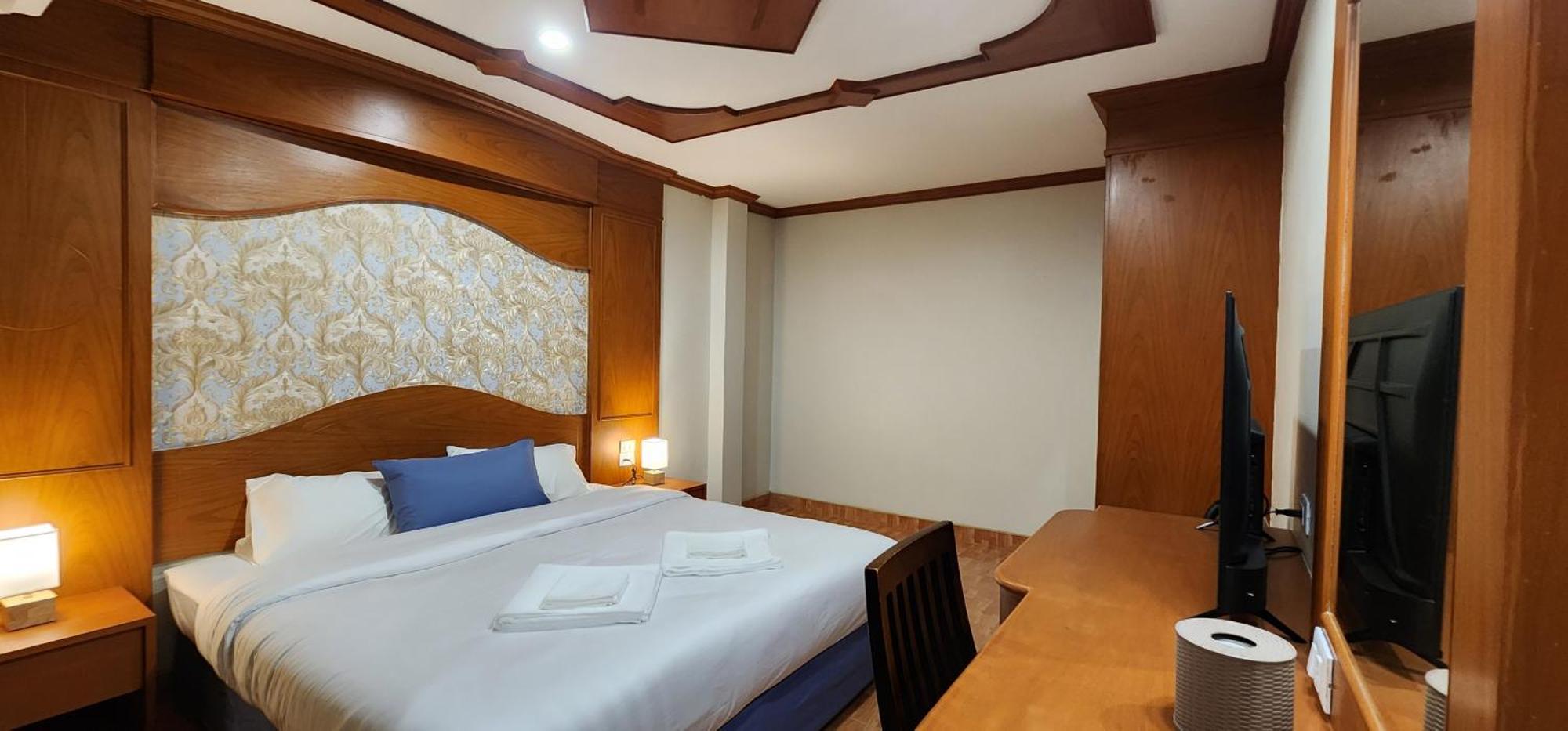 Arya Suites Patong Beach Buitenkant foto
