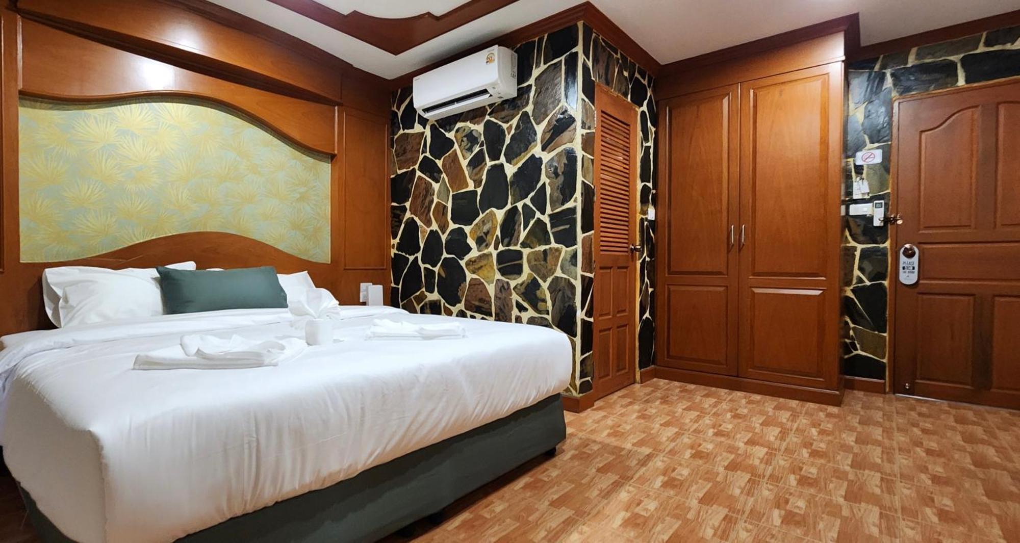 Arya Suites Patong Beach Buitenkant foto