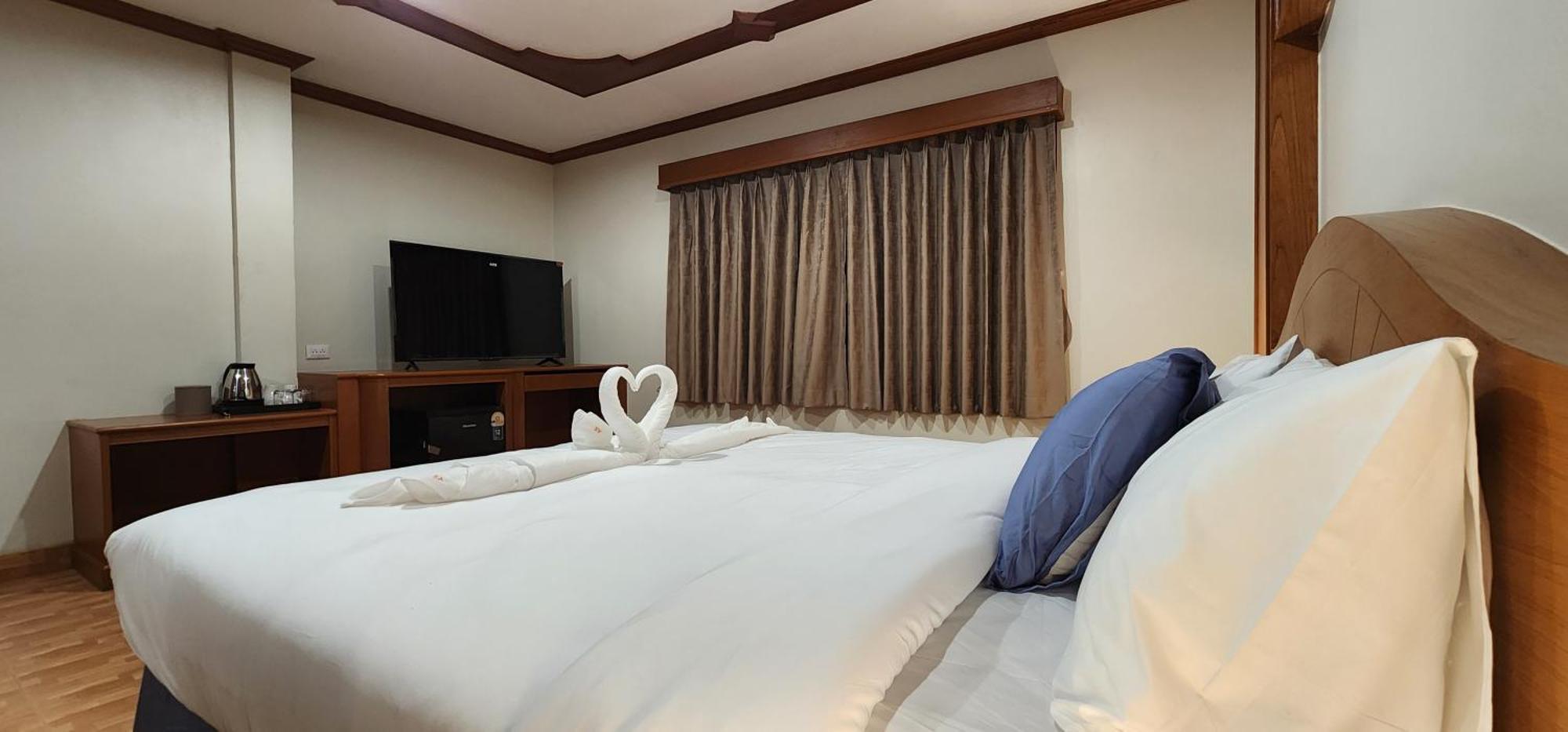 Arya Suites Patong Beach Buitenkant foto